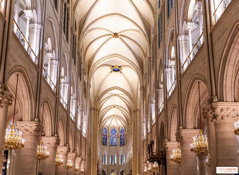 Intérieur majestueux de Notre-Dame de Paris, illuminé avant un concert d’orgue en 2025